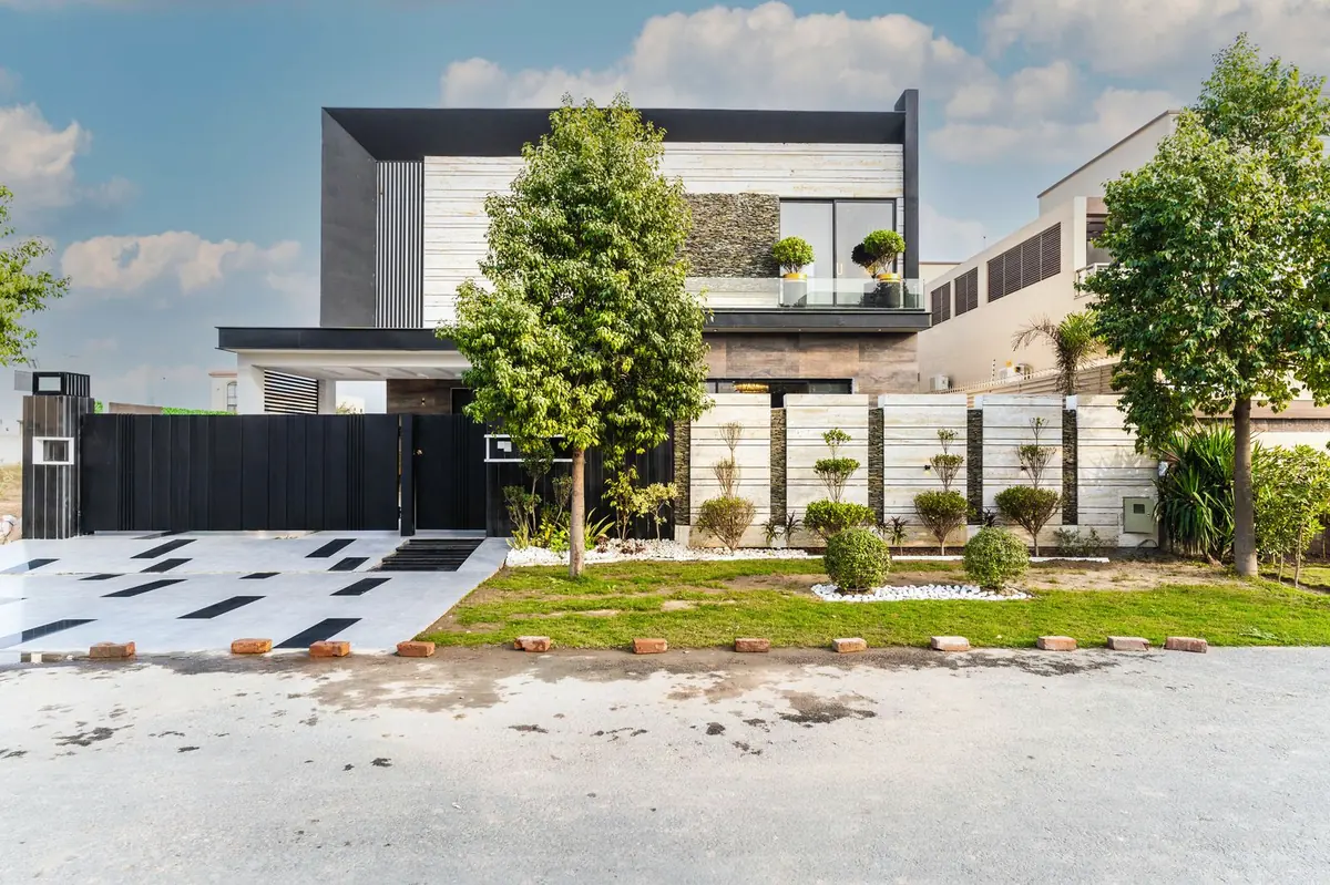 Casa CF, fachada de concreto y madera