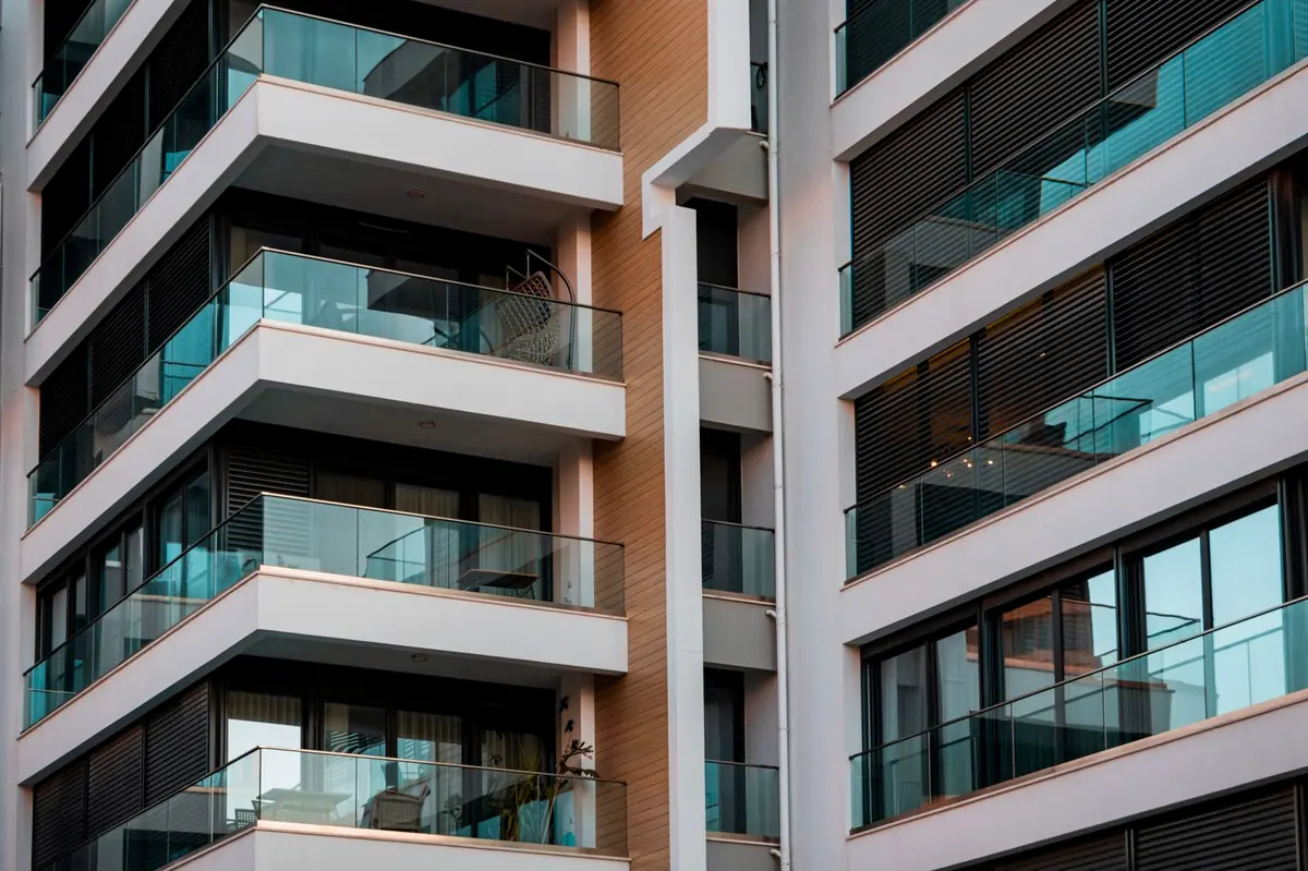 Edificio multifamiliar BLT 270 con balcones de vidrio
