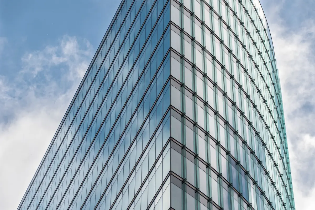 Edificio de oficinas Polo 2 con fachada de vidrio