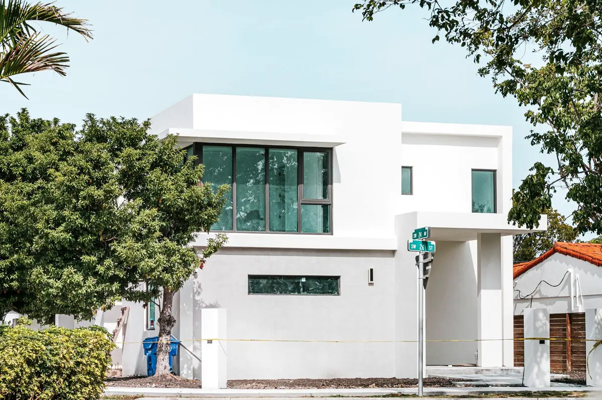 Casa V-B de volúmenes blancos